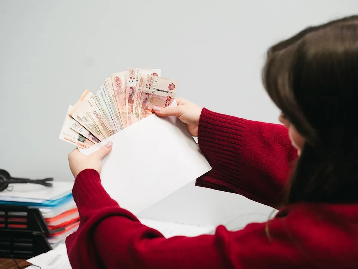 В Приморье будут судить 20-летнюю девушку, которая работала курьером у мошенников — пой...