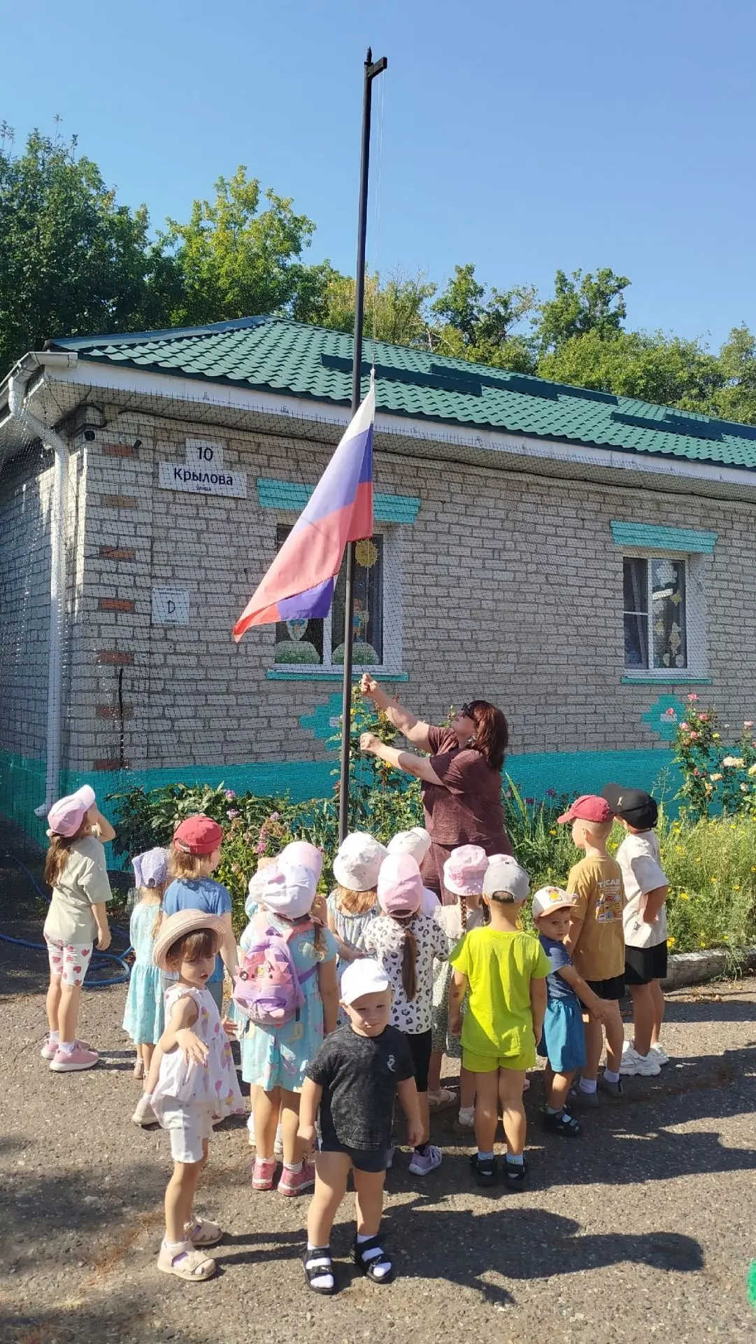 Белое, синее, красное — наше единство прекрасное⚪🔵🔴! Как в нашем саду прошел День фла...