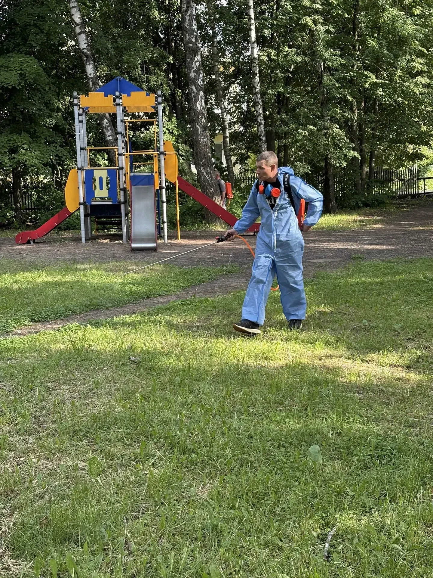В городе Рыбное проведена акарицидная обработка для защиты от клещей.