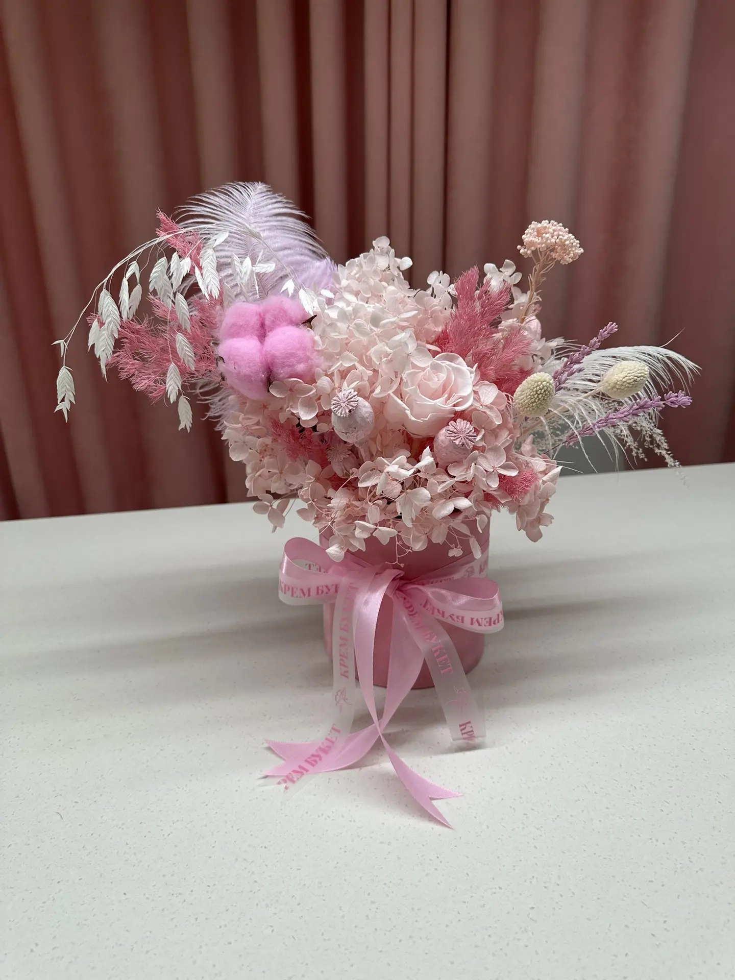 Шляпная коробочка в розовом цвете из стабилизированных цветов 💁🏻‍♀️🌸