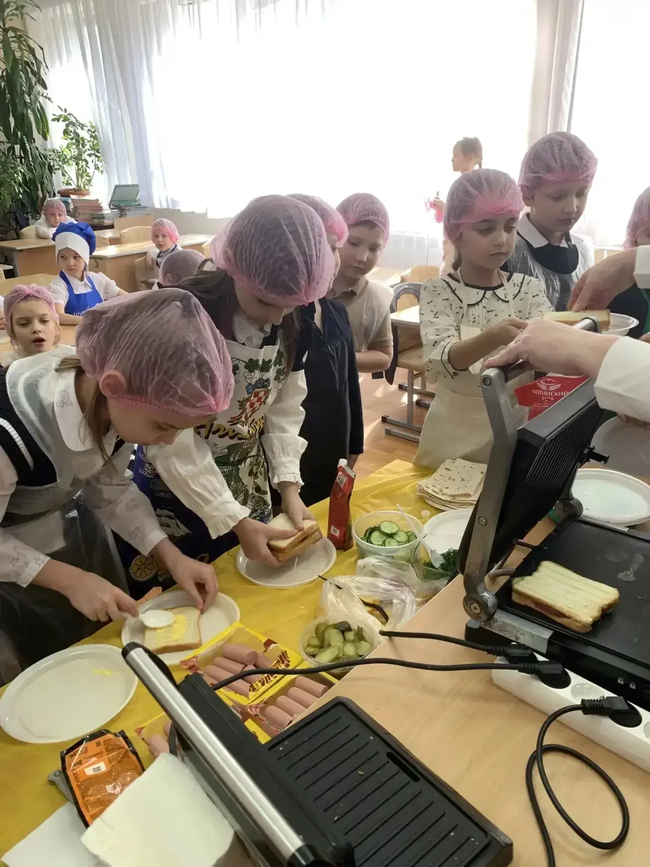 В рамках недели «Профориентации» во 2 В классе прошел мастер - класс по изготовлению горячих бутербр
