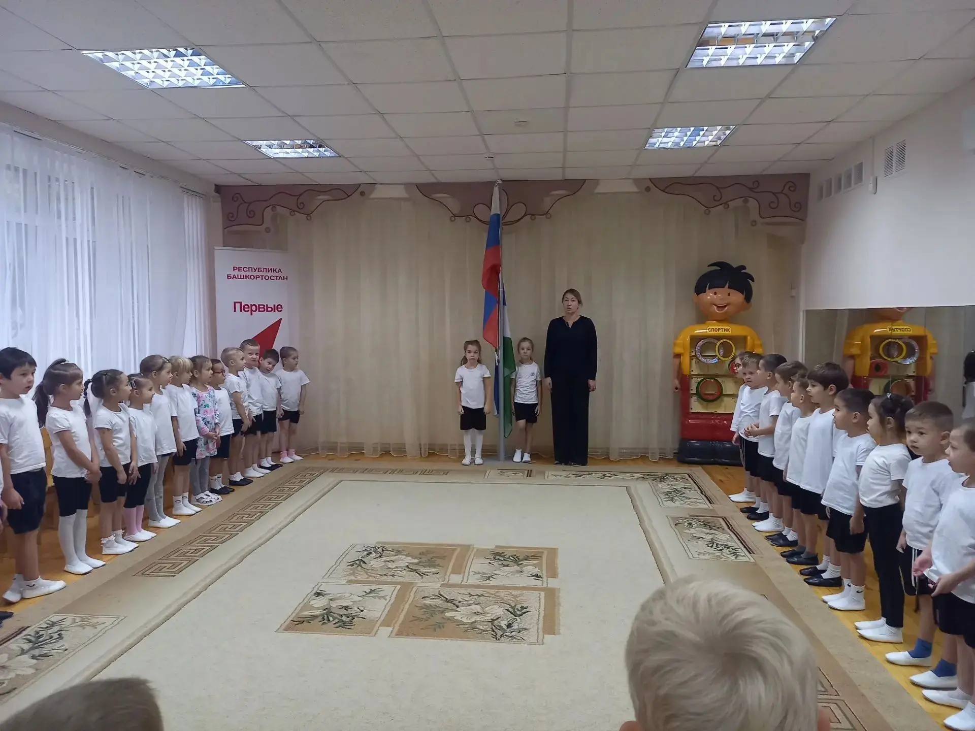 🇷🇺 Каждую неделю в нашем детском саду проходит торжественная линейка с поднятием флаг...