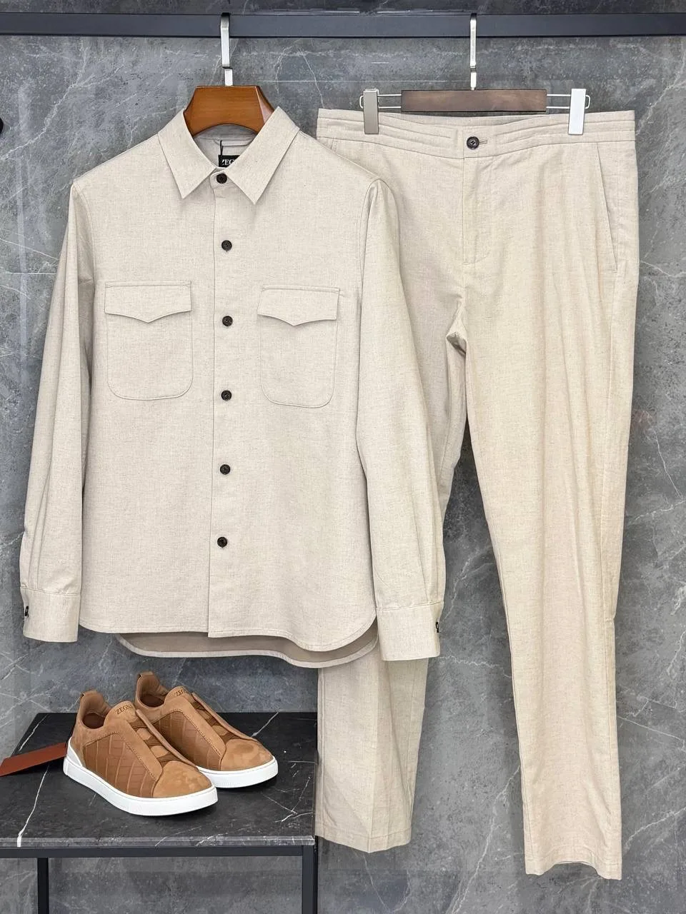 ✨Костюм Zegna

➡️ Натуральная ткань и спокойный оттенок создают лёгкое ощущение летнего образа с акц
