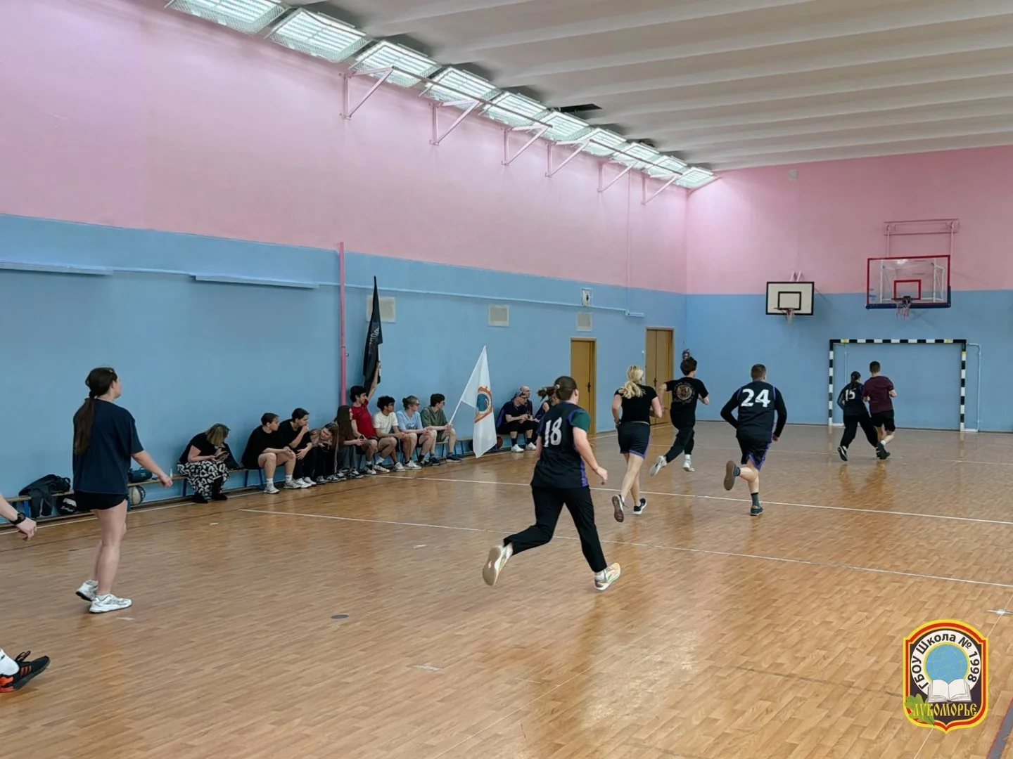 🏀 Ученики vs Учителя: баскетбольное дерби  В школе состоялся товарищеский матч по баскетболу между у