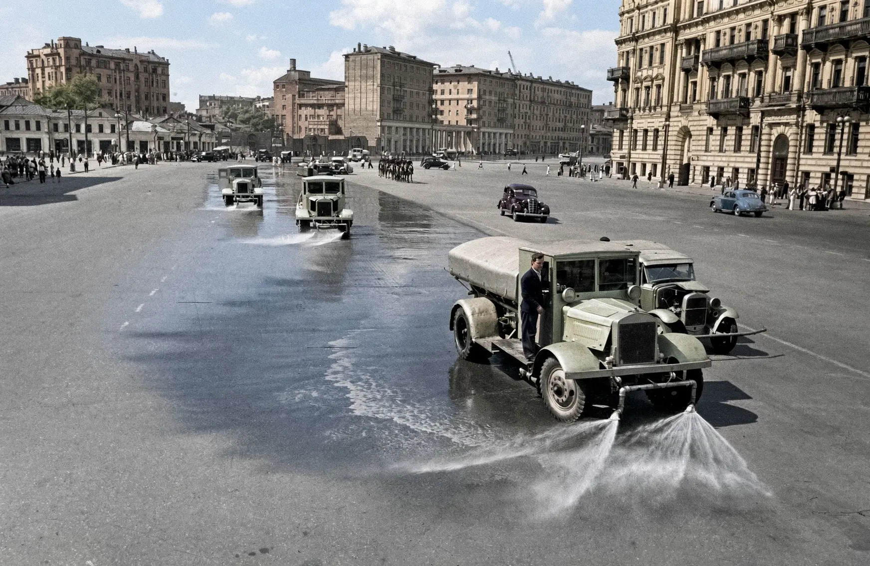 Садовое кольцо после прохода колонны немецких военнопленных. Москва, 17 июля 1944 года.