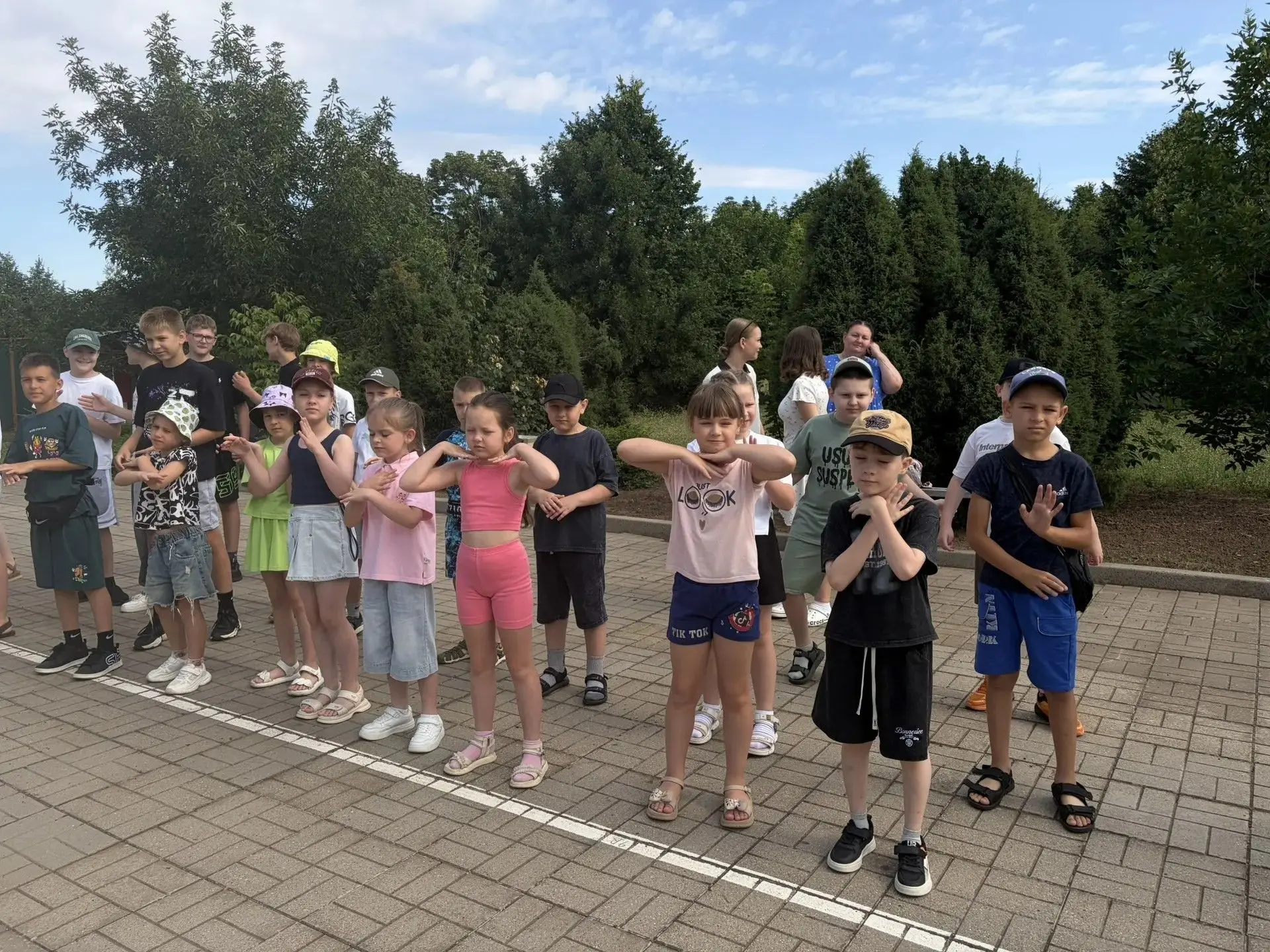 Открытие смены в пришкольном лагере «Светлячок».