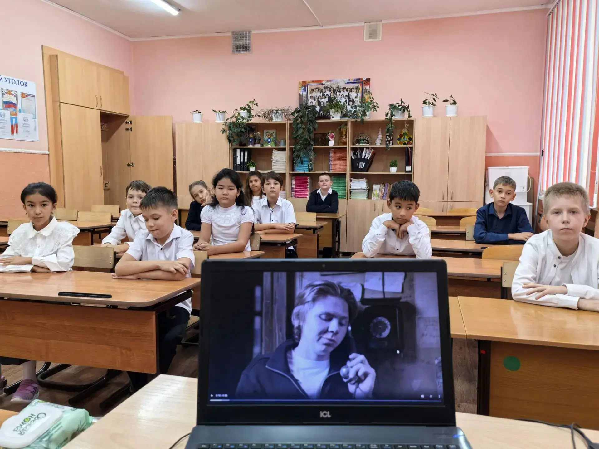 Сегодня в 4А и 4Б классах прошло занятие из цикла «Разговоры о важном» на тему "Подвиг ...