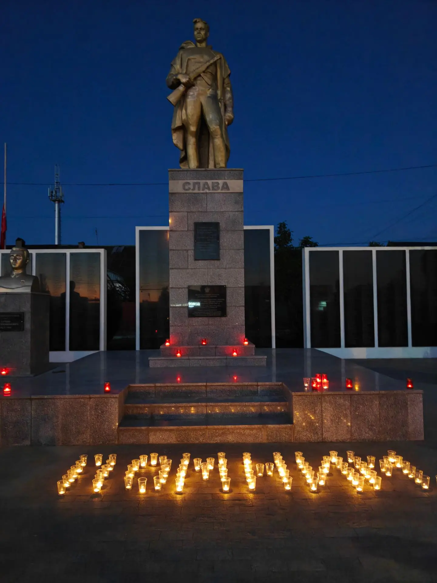 Сегодня, 22 июня,  в 4 часа, у Братской  могилы советских воинов, погибших в боях с фаш...