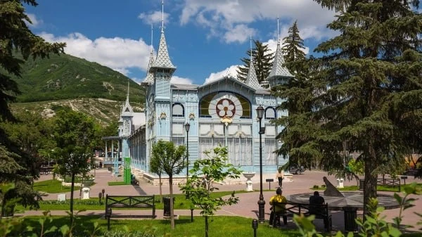 Названы города России, в которых отдыхать дороже всего 👇