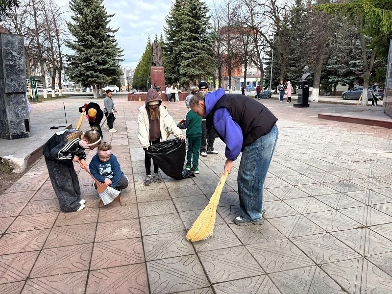 В Лениногорске стартовал общегородской субботник. Глава района Марат Гирфанов поблагодарил всех, кто