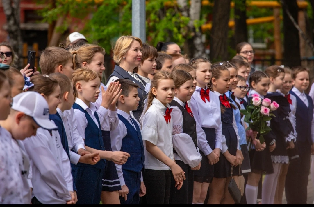 🎓 В конце учебного года в нашей школе проходит традиционная линейка!  Мы чествуем отличников и актив