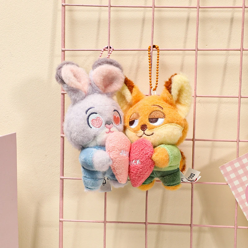 Парные брелоки🐰🦊

Джуди и Ник держат половинки сердечка, которые магнитятся друг к другу и превращ