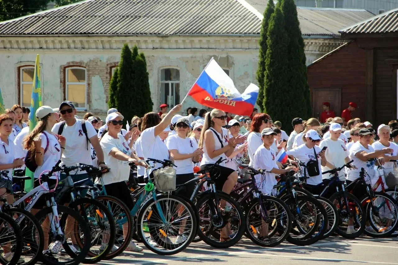 🚴 В Бутурлиновке состоялся праздничный велопробег, посвящённый Дню России, Дню образов...