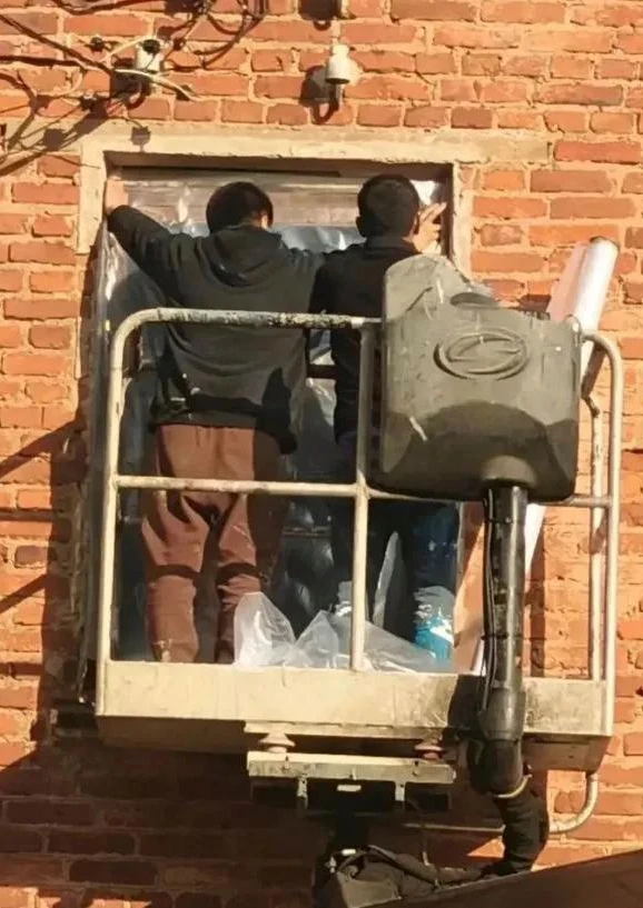 В Кубринске закрыли пострадавшие от взрыва на заводе пиротехники окна и крыши