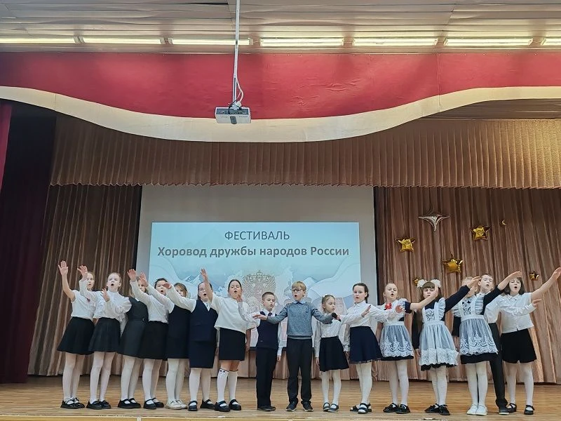 В МАОУ СОШ № 28 прошел фестиваль «Хоровод дружбы народов России» 15 апреля 2026 года в МАОУ СОШ № 28