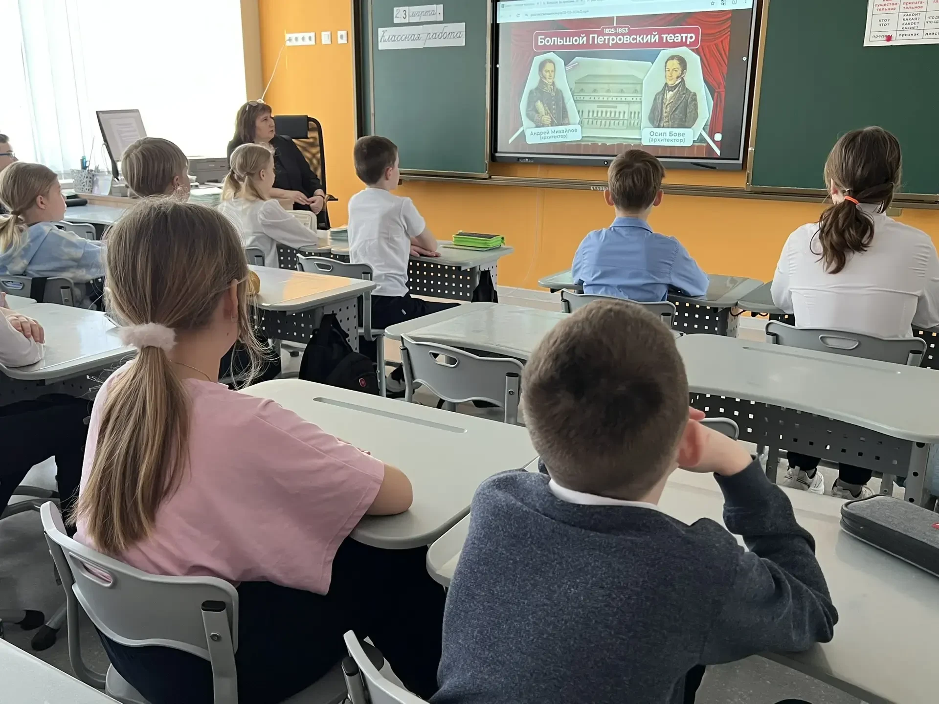 РАЗГОВОРЫ О ВАЖНОМ  Утро понедельника 23 марта 2026 года в школе традиционно началось с торжественно