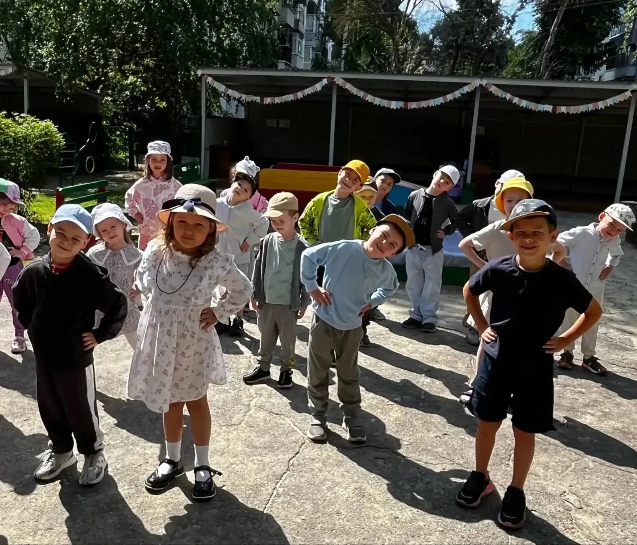 «На зарядку, на зарядку
Дружно встали в полный рост!
Делать будем по порядку,
В этом наш секрет так 