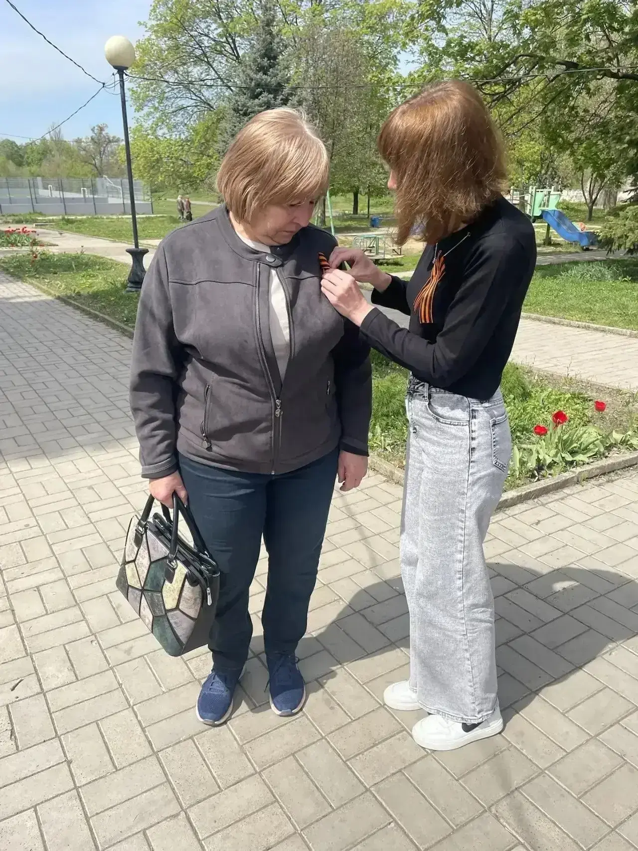 Акция «Георгиевская ленточка»: символ памяти и благодарности объединил жителей Макеевки  В преддвери