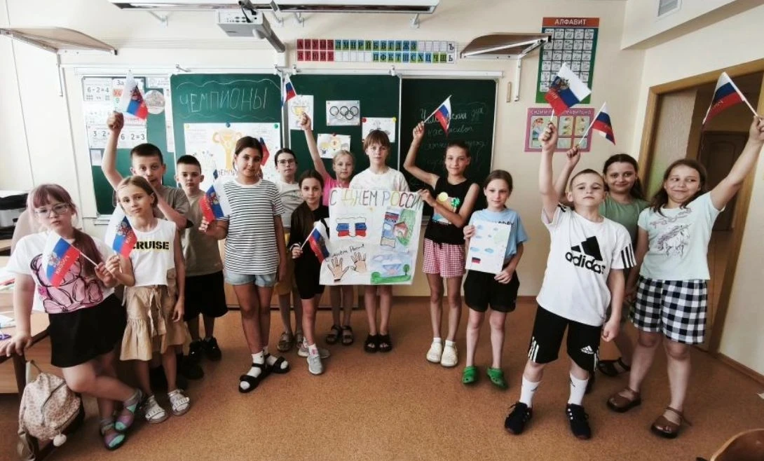 У моей России длинные косички,  
У моей России светлые реснички,
У моей России голубые очи,
На меня,