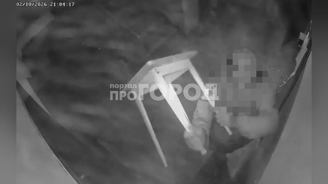 В Новочебоксарске в доме №17 по улице Восточной мужчина расколотил видеокамеру в подъезде.