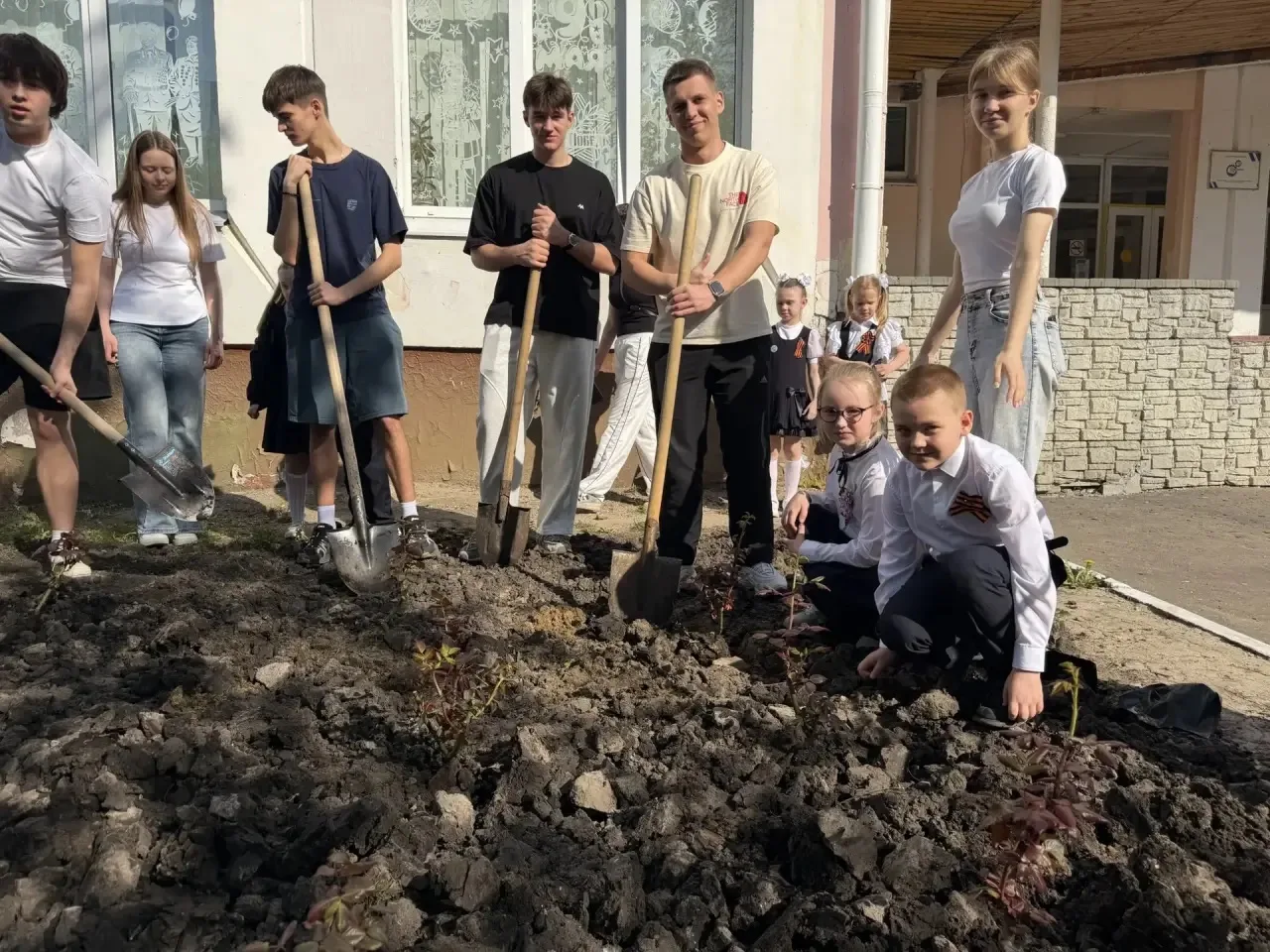 🌹 Акция «Росток в будущее»: 11-й класс заложил основу, первоклассники продолжат заботу! 🌹  Сегодня в