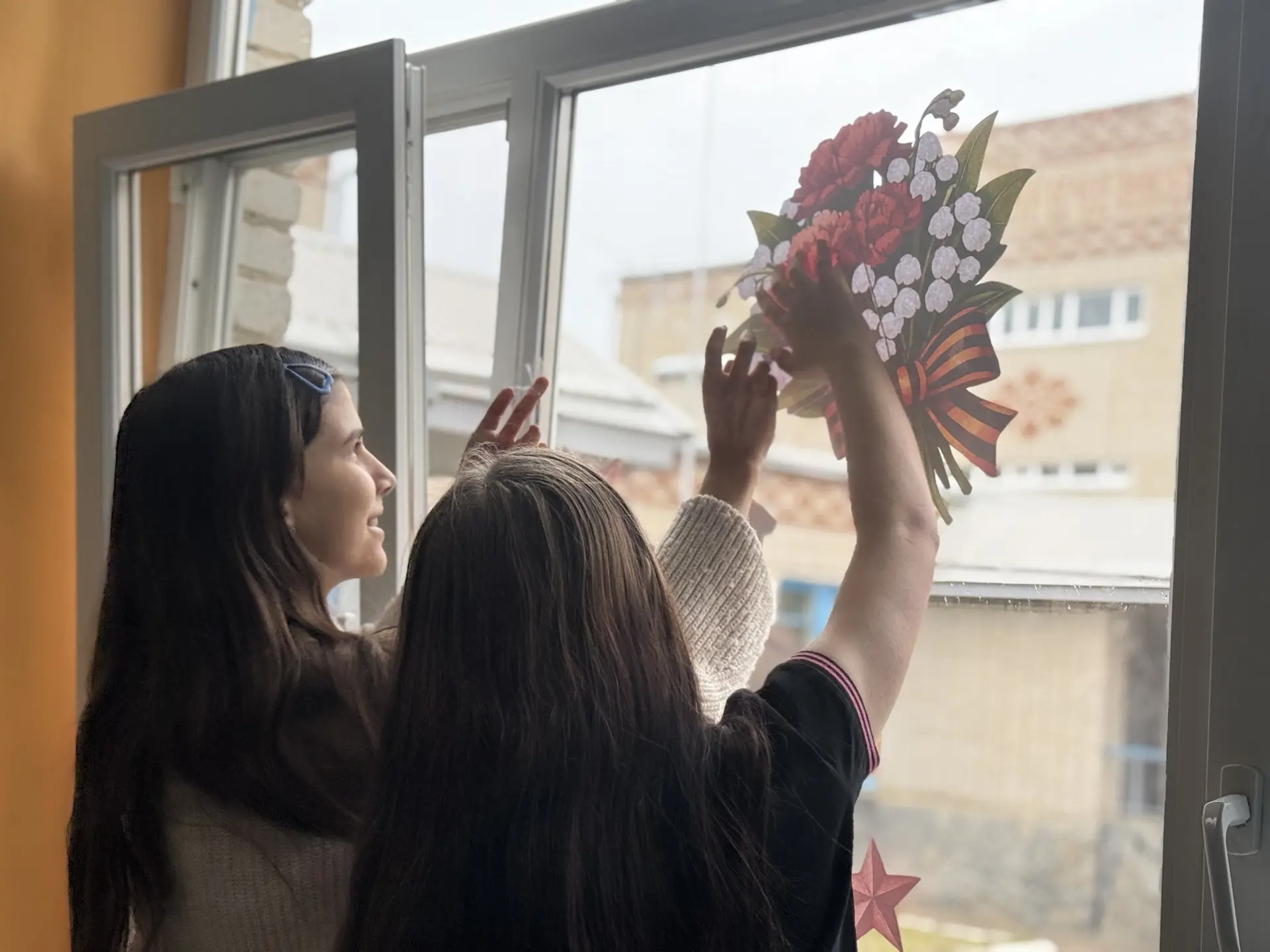 💐🕊️ВСЕРОССИЙСКАЯ АКЦИЯ «ОКНА ПОБЕДЫ»⬛️🟧⬛️🟧⬛️  Учащиеся нашей школы с гордостью присоединились к Всер