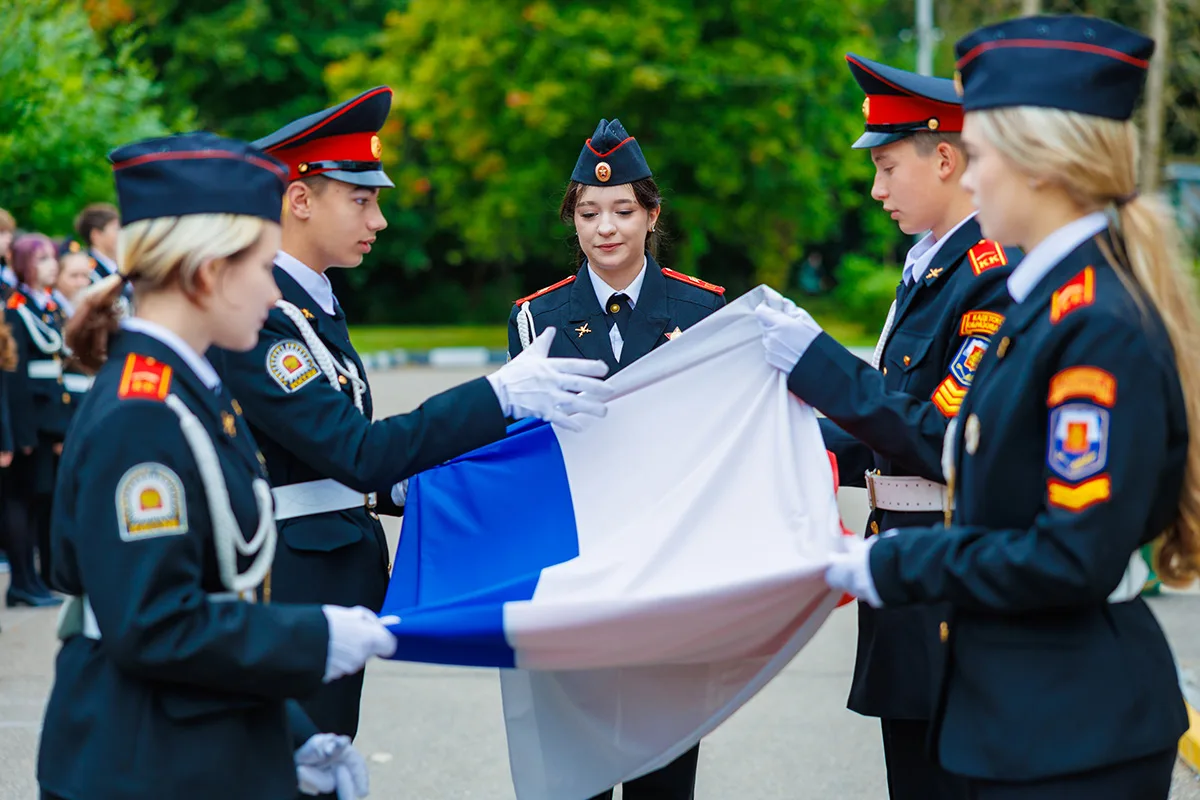 🎓 Школьные традиции: Торжественная церемония поднятия флага