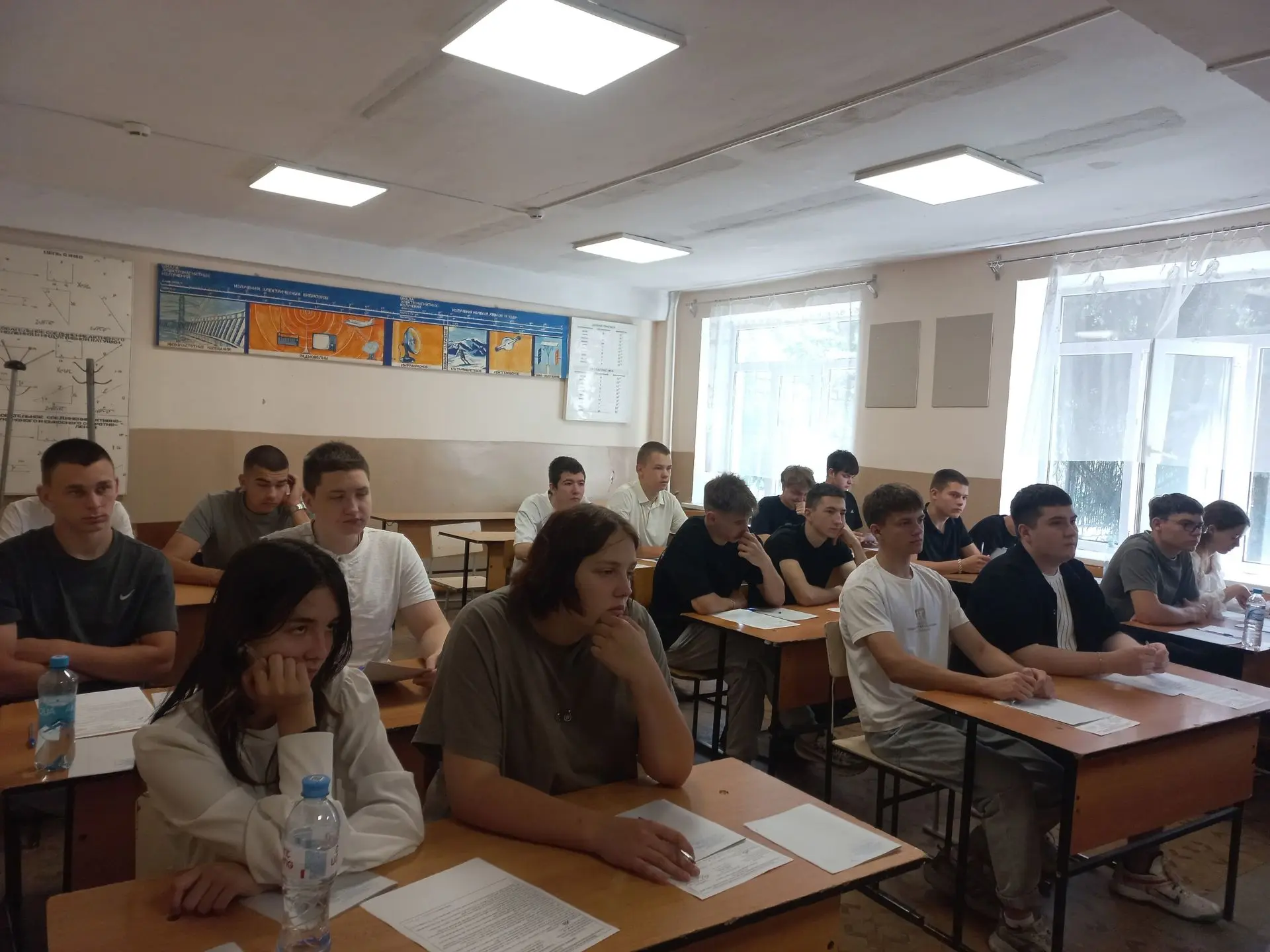 Сегодня у студентов 1 курса специальности Технология машиностроения экзамен по дисциплине Физика.
Сд
