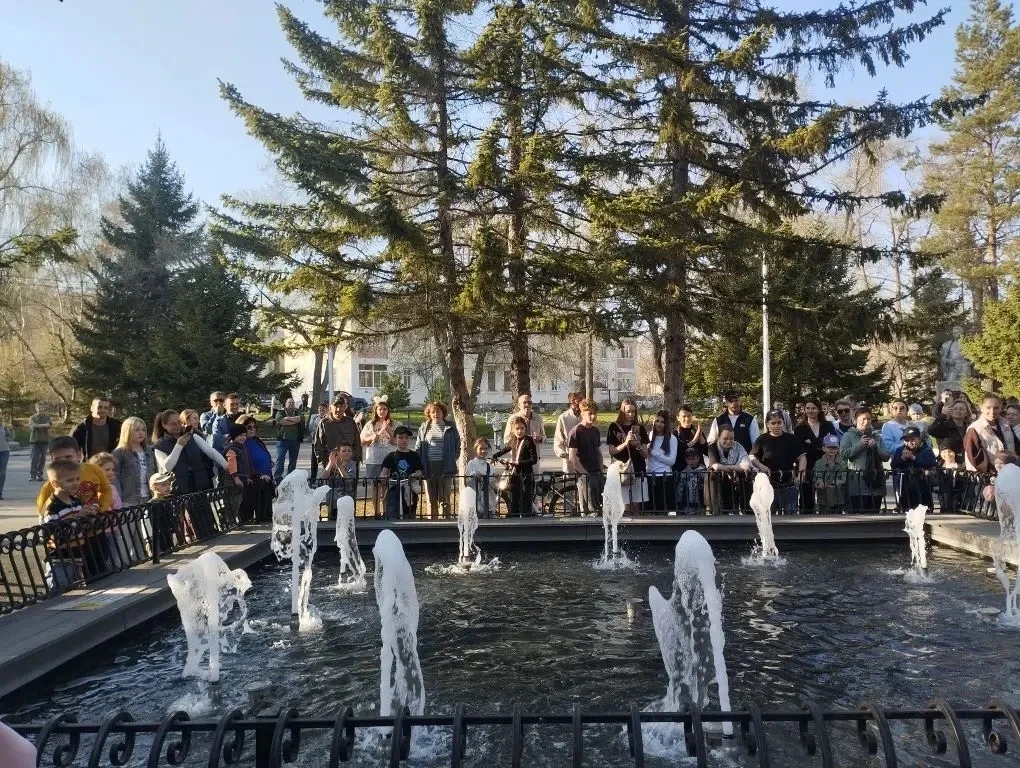 💙 Сегодня в городском парке им.С.Лазо состоялось долгожданное открытие фонтана.