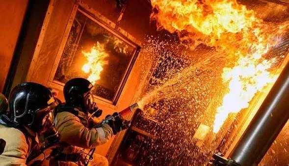 В Ноябрьске двое подростков подожгли здание бывшего Дома быта на улице 60 лет СССР, 17....