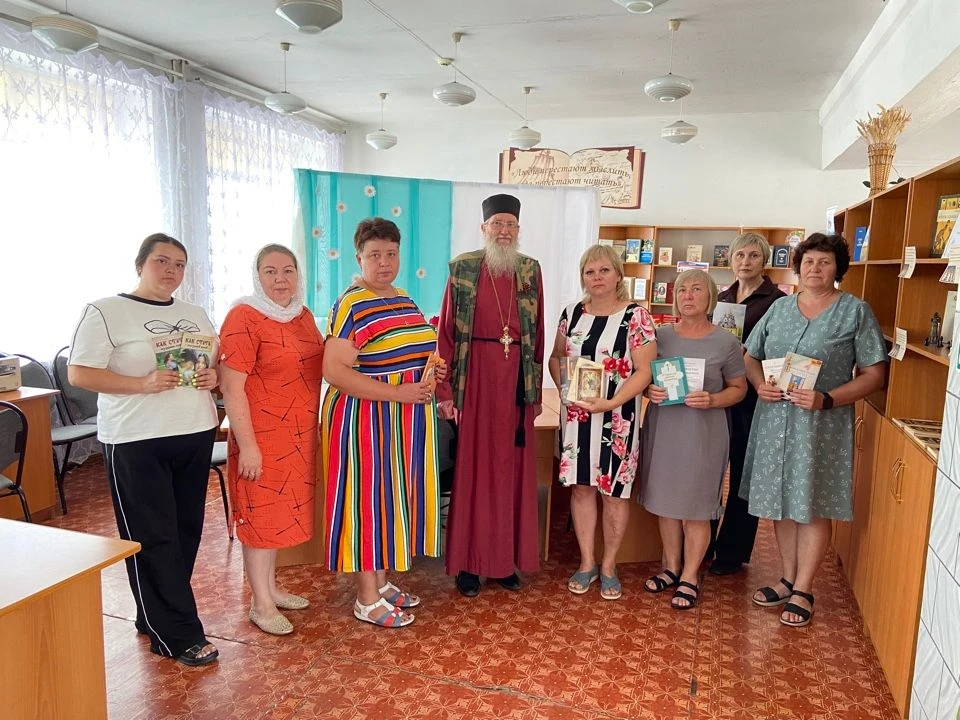 📚✨Доброе дело — в дар библиотеке! ✨📚

Настоятель храма Архангела Михаила протоиерей Константин Сол