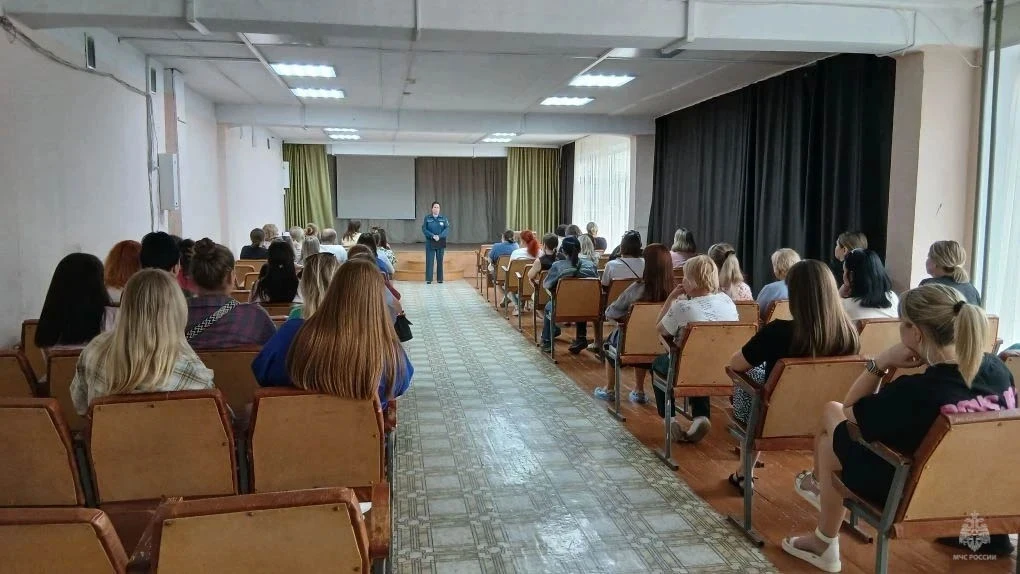 В школе  № 12 города Артёмовский прошло родительское собрание, приуроченное к началу летних каникул 