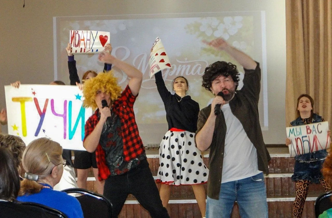 Парад звёзд в нашей школе!🌟 Чем завершить весеннюю предпраздничную неделю? Конечно, ярким концертом!