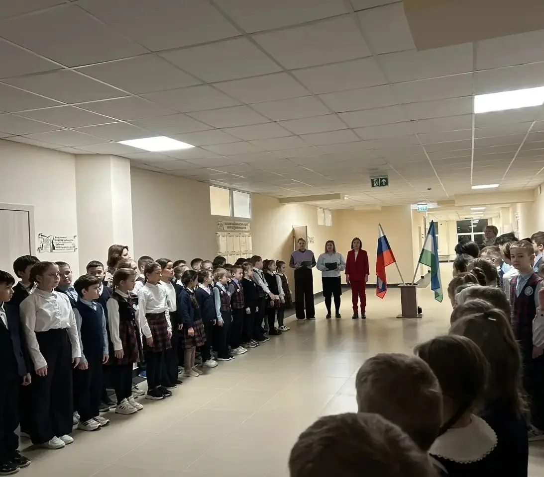 🇷🇺9 февраля 2026 года новая учебная неделя началась с исполнения государственных гимнов РФ и РБ.  Те