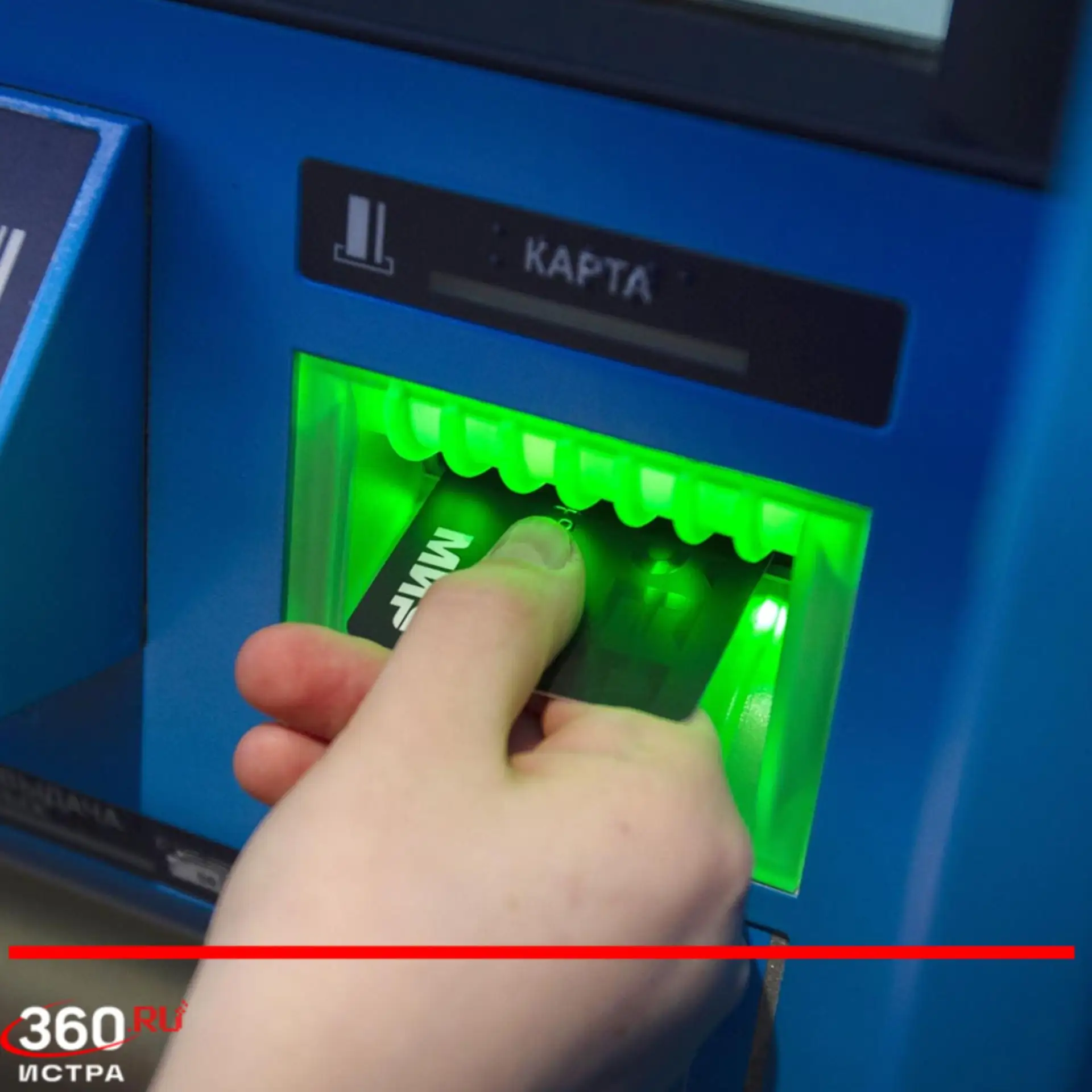 Мошенники придумали новую схему с банковскими картами❗️

Они стали оставлять их в банкоматах, чтобы 