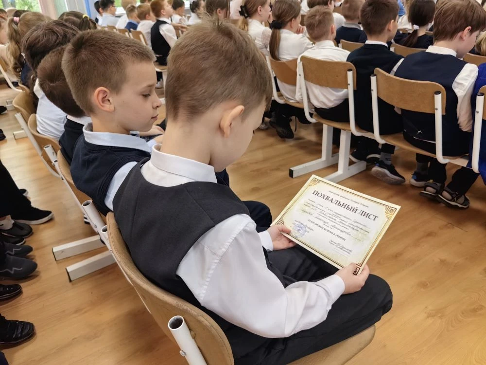🎓 Последние линейки в преддверии каникул: время награждать лучших!  Сегодня в нашей школе царила осо