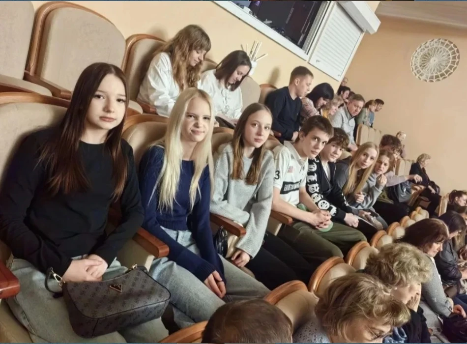 🎭 Культурная пятница в театре!  16 апреля ученики 7Б и 8В классов провели незабываемый день в Липецк