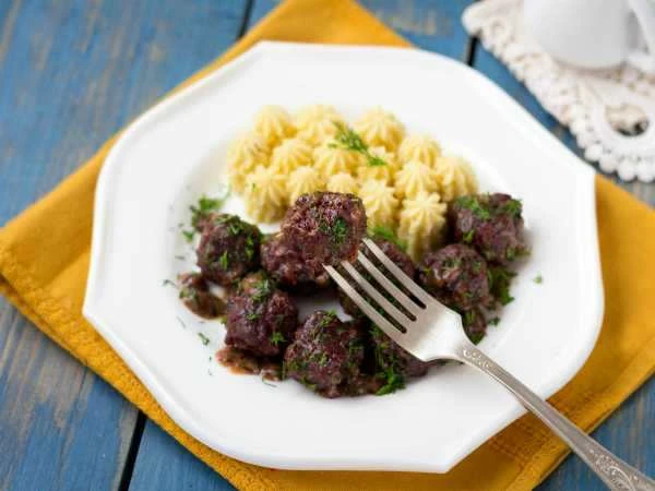 🧆 Шведские фрикадельки — уют на тарелке! 🇸🇪✨
Нежные мясные фрикадельки, сливочный соус, картофель