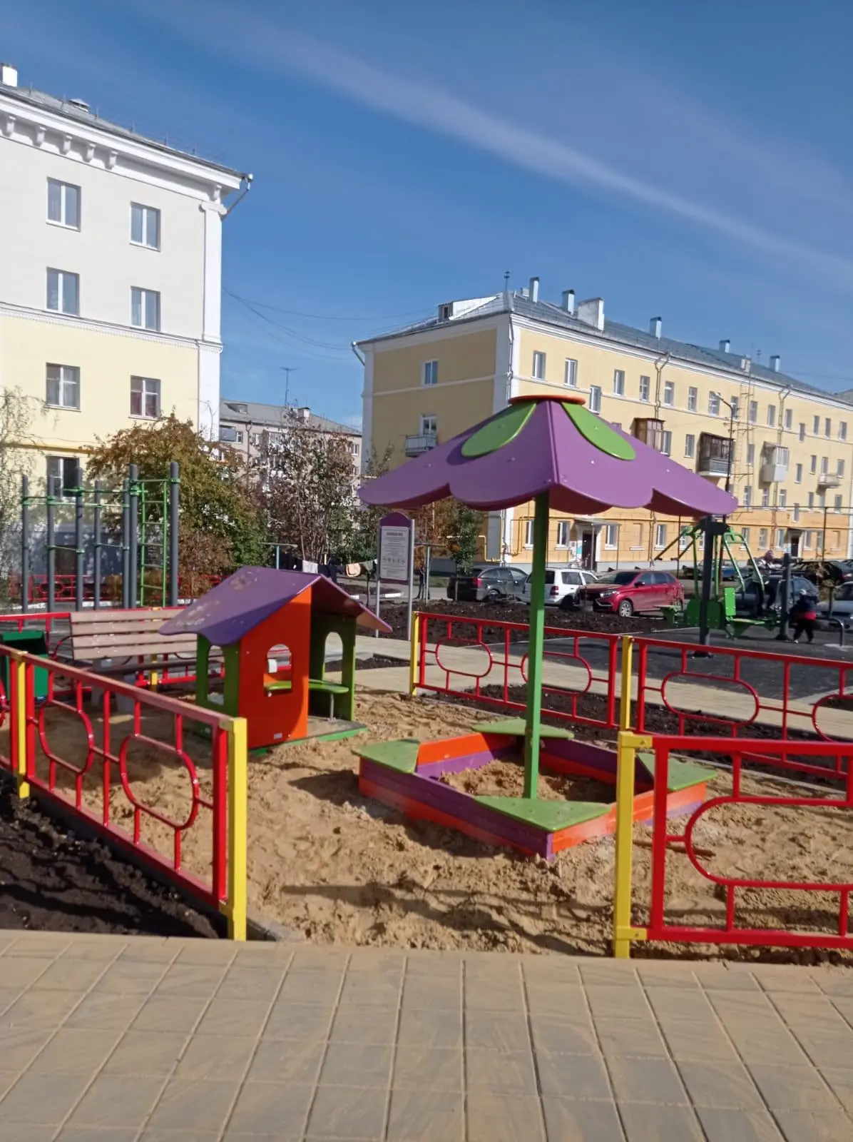 МАКСИМУМ ВНИМАНИЯ ДЕТСКИМ ИГРОВЫМ КОМПЛЕКСАМ И ИХ СОСТАВЛЯЮЩИМ
В эти дни, если позволяет погода, под