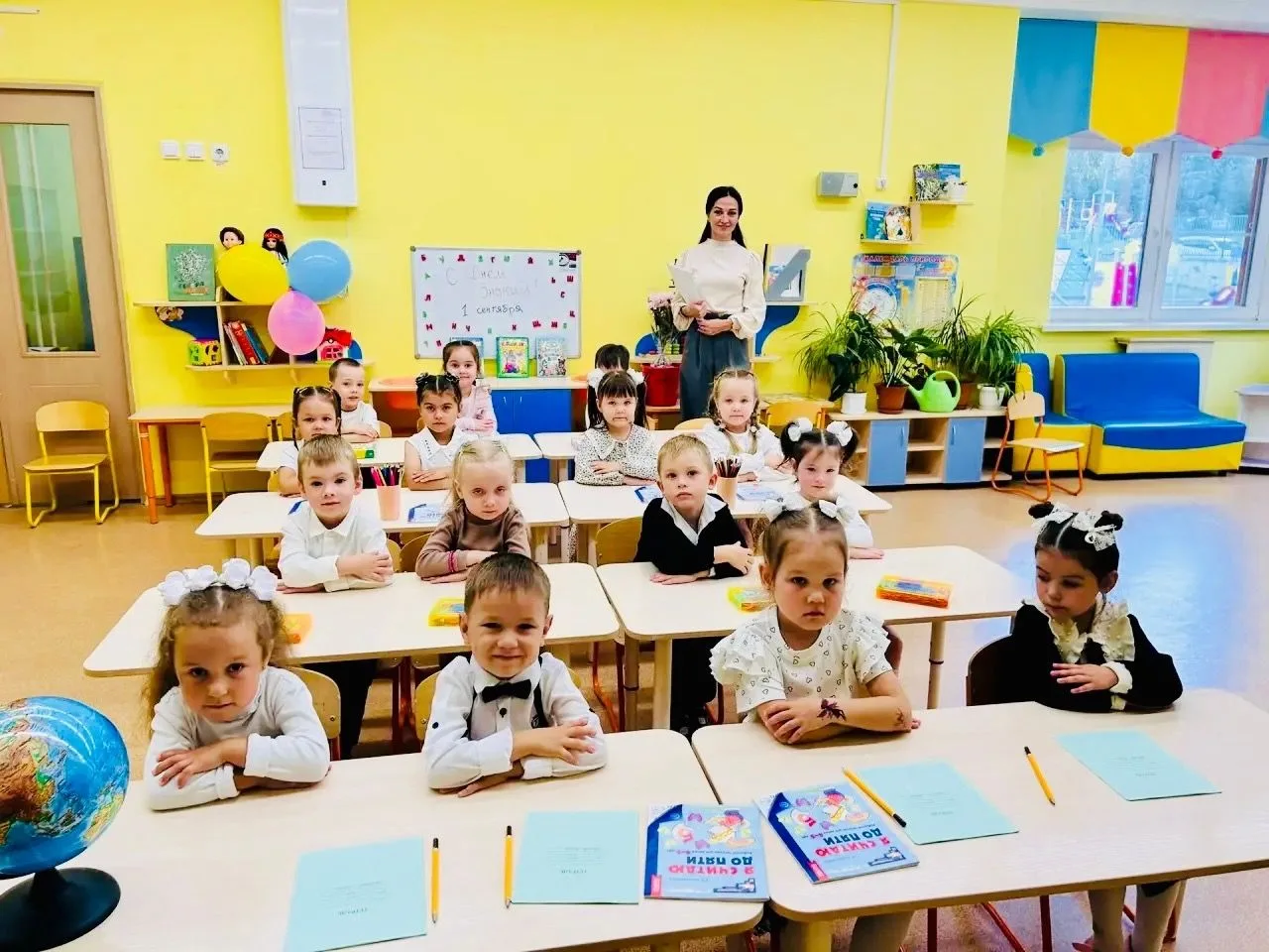 Парты, как в школе, тетради, как в школе и всё это в детском саду №8! Сегодня наши юные...