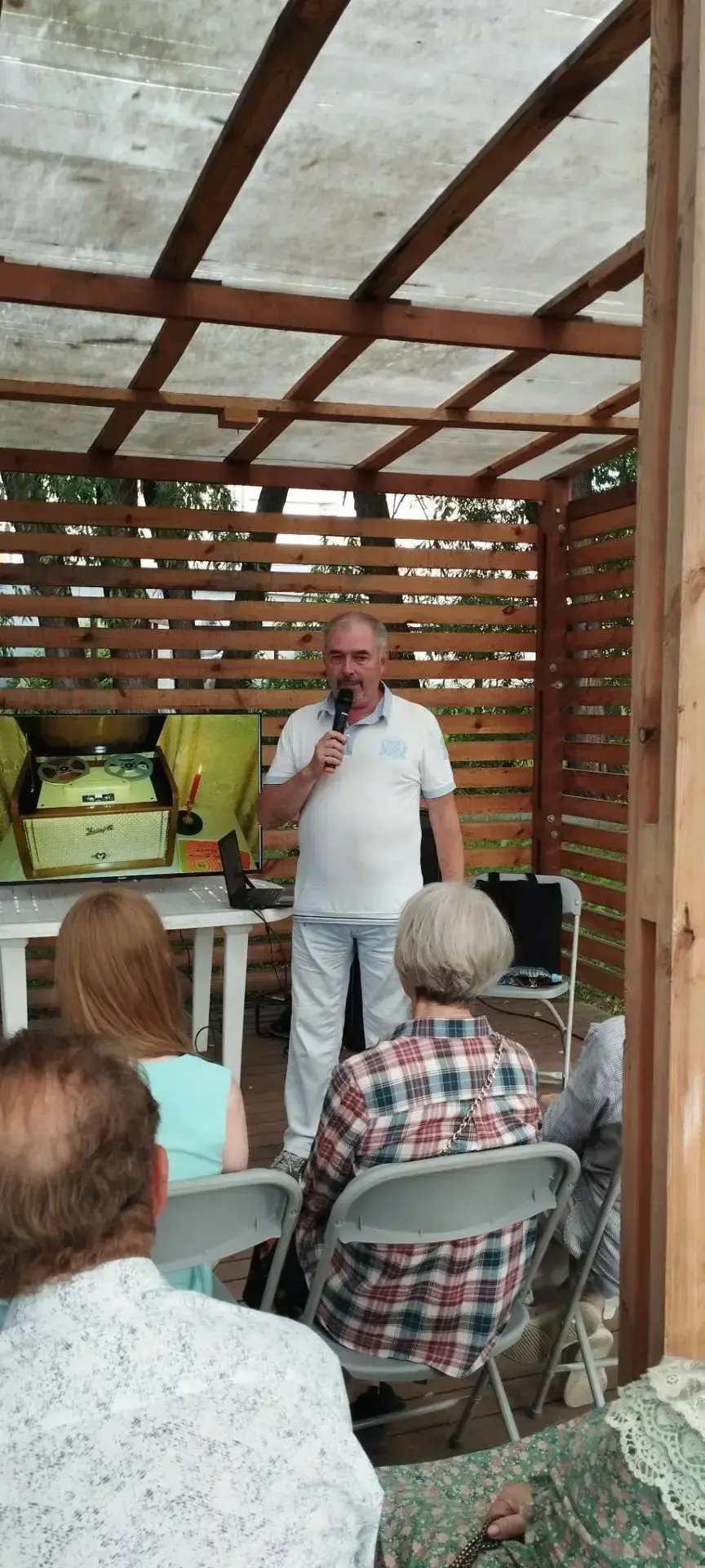 🎶 А ВЫ ПОМНИТЕ, КАК СЛУШАЛИ РОК В 80-Х?

Вчера в Историческом сквере Вадим Бочкарёв (оператор телек