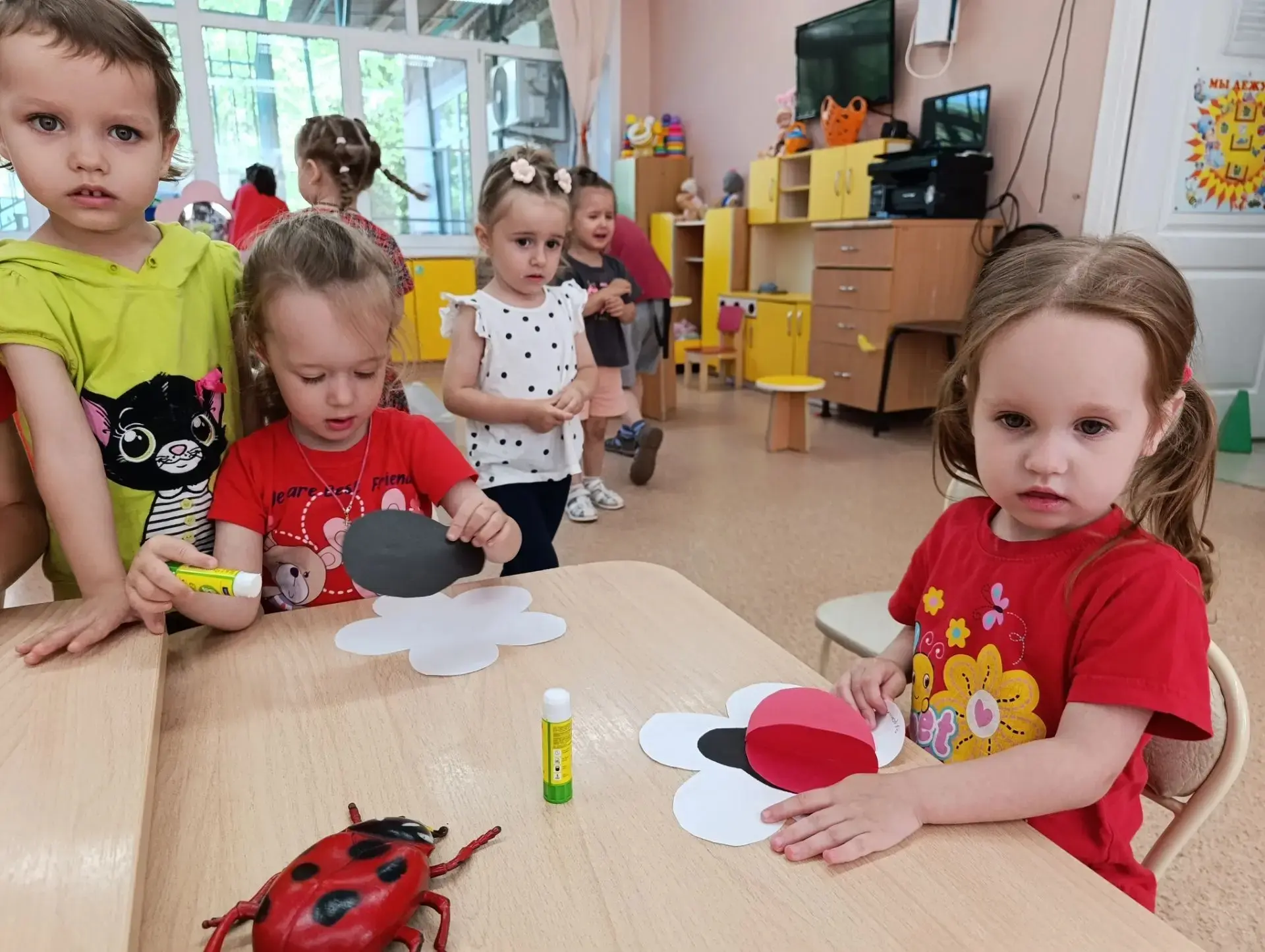 В младшей группе №1 прошло занятие по аппликации "Божья коровка"🐞

Ребятам рассказали, что божья ко