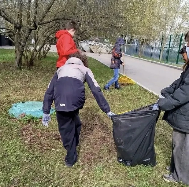 🌿Весна — время перемен и чистоты!  В нашей школе вовсю кипит  неделя весенних субботников! 🧹🍃  Ребят
