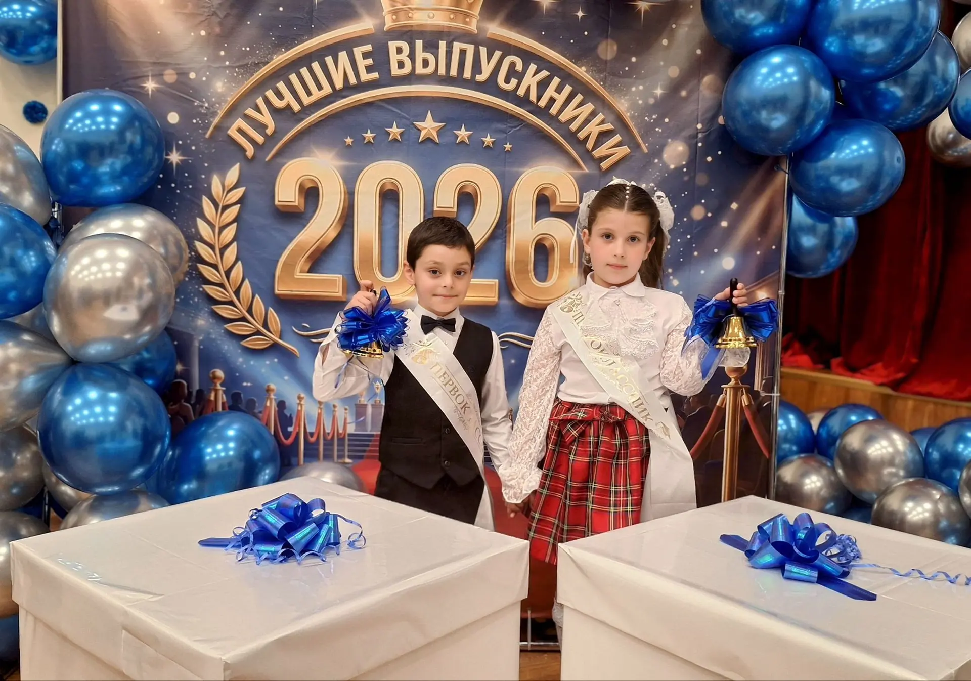 🔔Прощание с детством: в школе прозвенел последний звонок. 

✨Есть дни, которые навсегда остаются в 