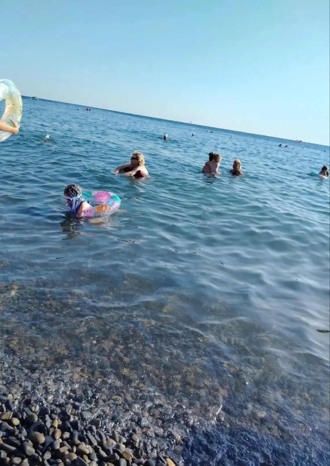 Море кстати успокоилось, чистое, Лида хоть покупается нормально 🐚