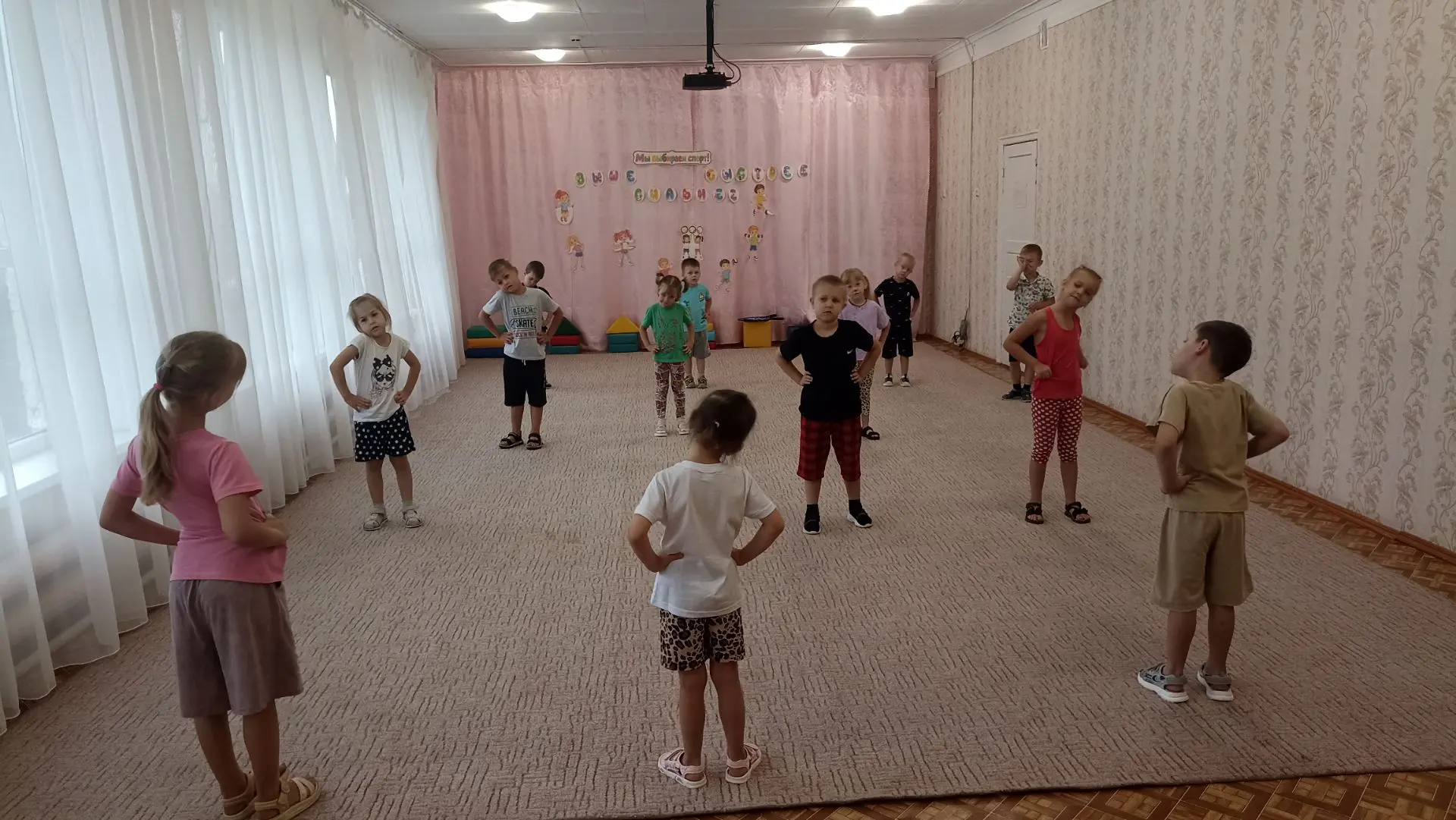 Утренняя зарядка в детском саду — это не просто разминка, а важный элемент режима, кото...