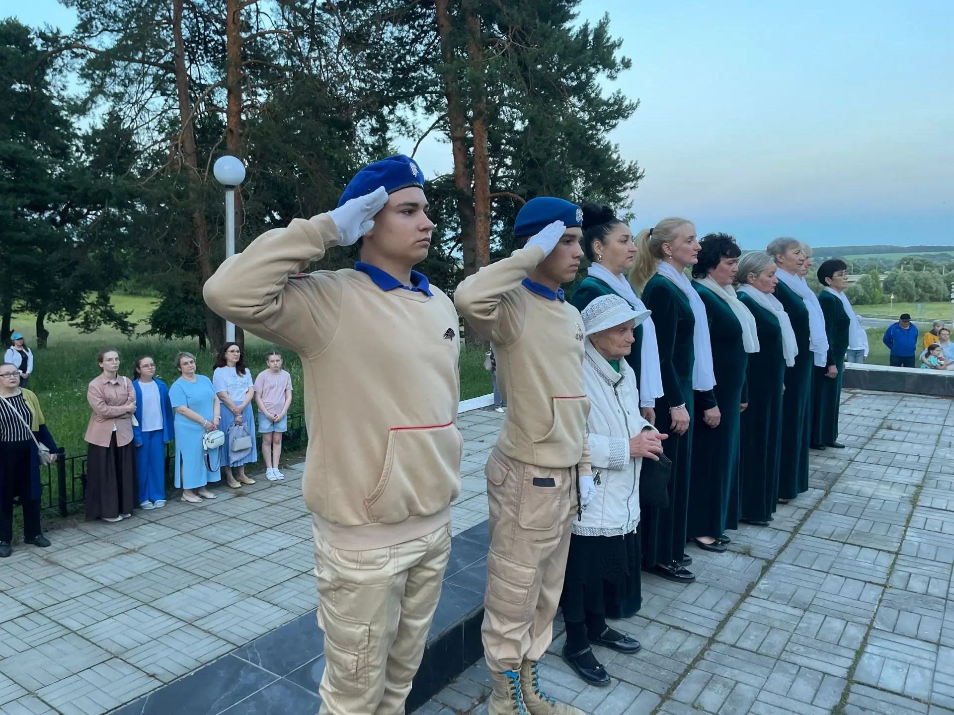Цена за мир 🕊️

Патриотическая акция "Свеча памяти" состоялась у Мемориала боевой славы города Крем