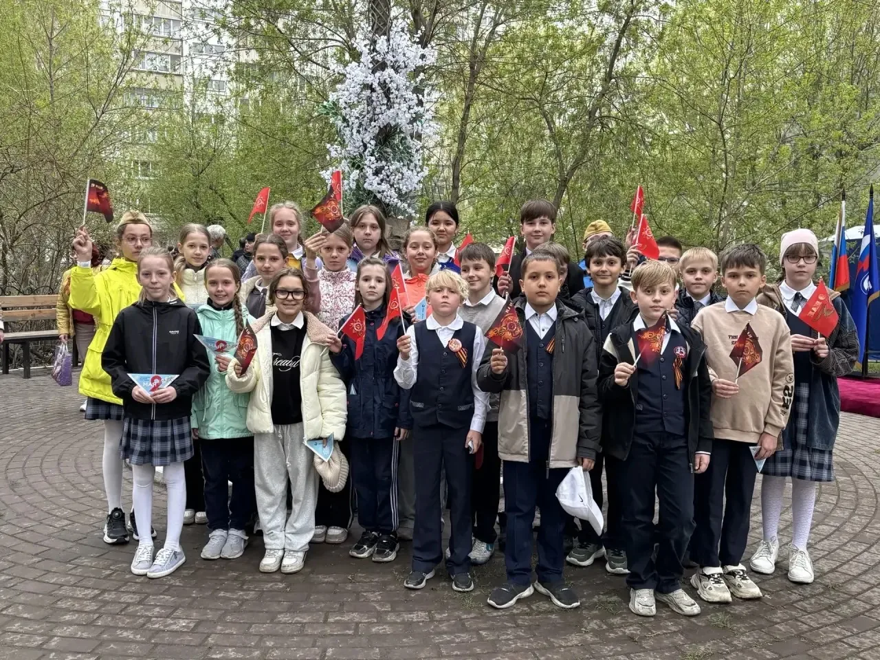 5 мая в одном из дворов на улице Ипподромская бились метрономы и краснели гвоздики.