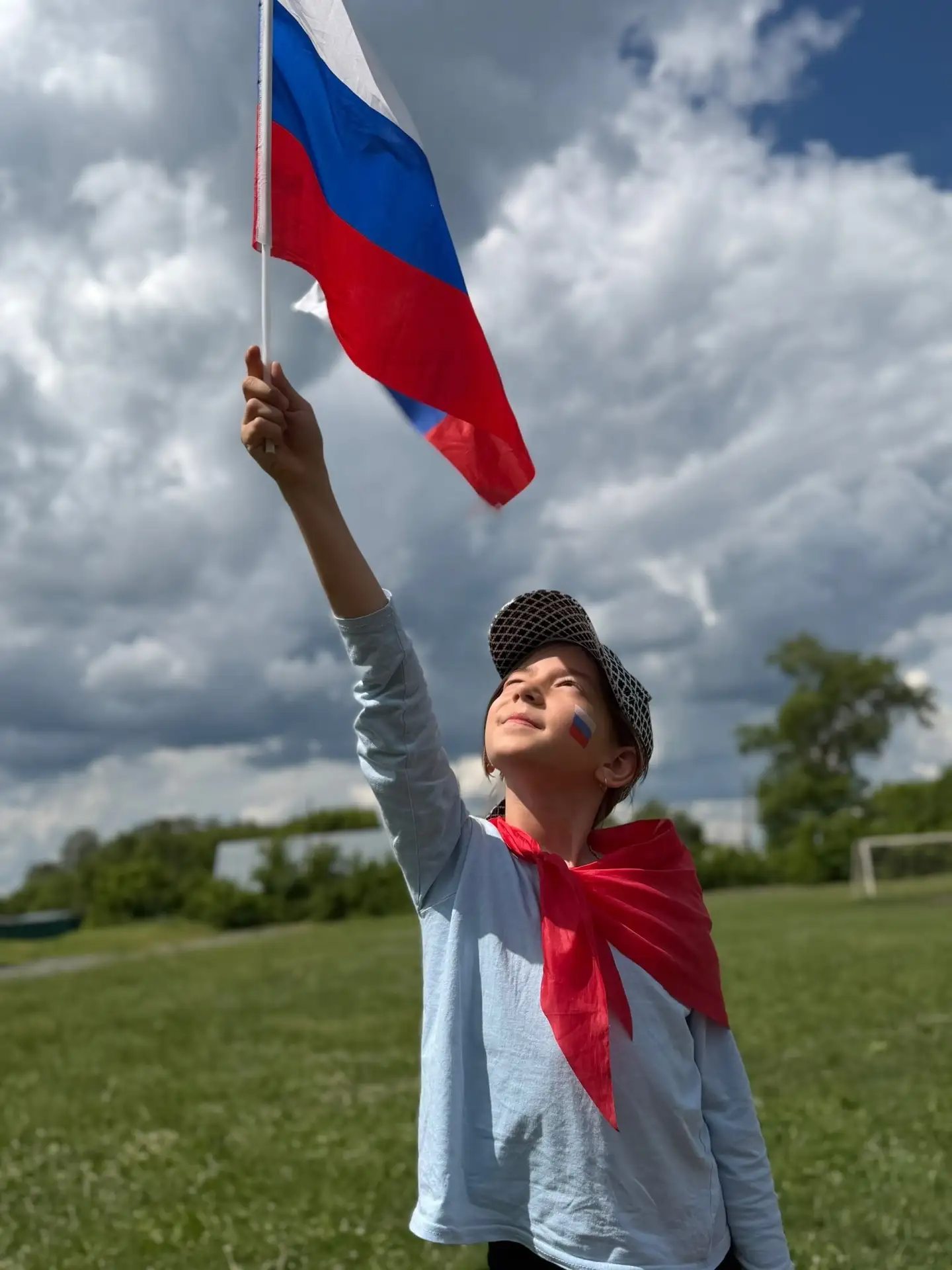 День России в лагере Березка... 🇷🇺

Всё началось с важного и трогательного момента: поднятие флага