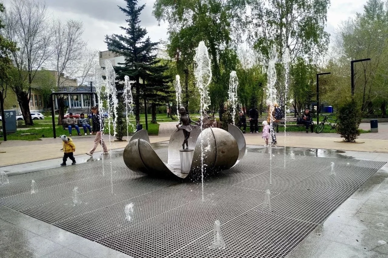 В Челябинске начали отключать фонтаны на зиму.